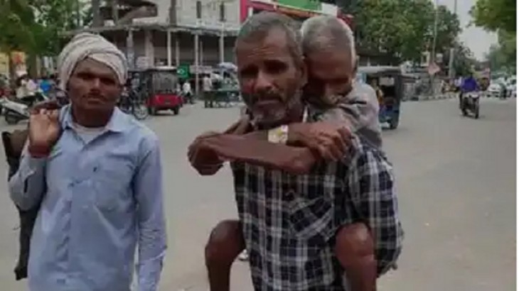 UP के इस अस्पताल ने नहीं दी एंबुलेंस, पिता को पीठ पर लादकर 30 KM पैदल चला बेटा