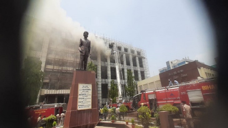 पटना: विश्वैश्वरैया भवन में लगी आग ने लिया विकराल रूप, NDRF ने मोर्चा संभाला