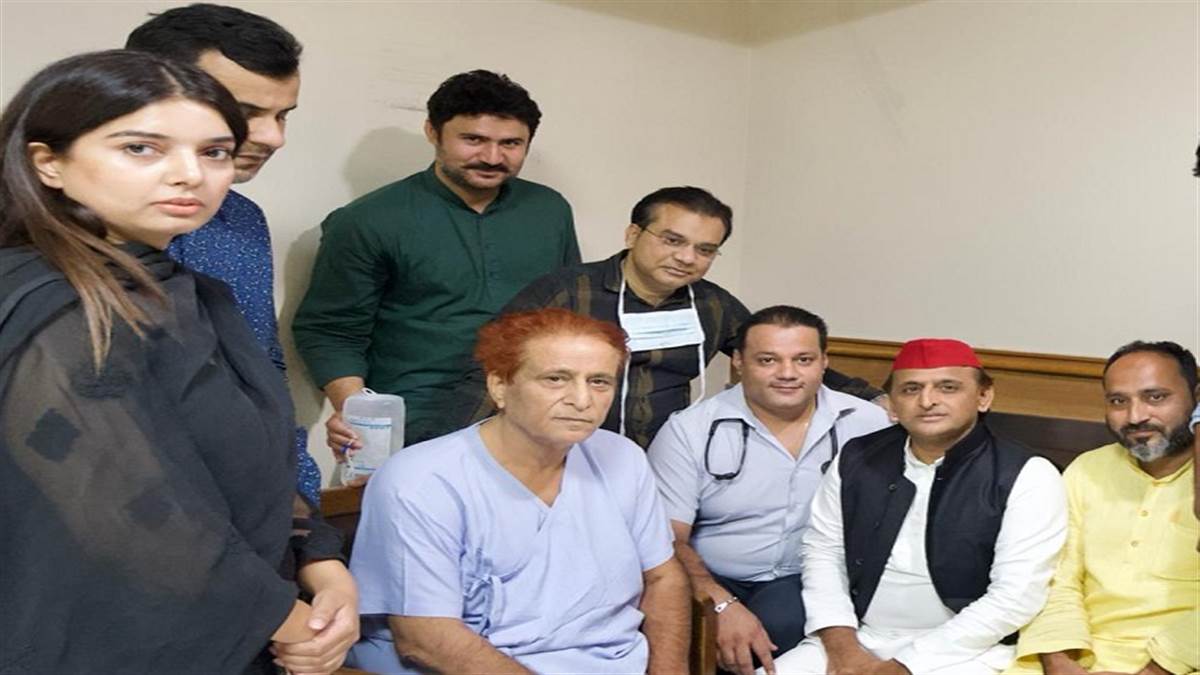 सपा विधायक आजम खां से मिले अखिलेश यादव, बोले- अच्छी सेहत के लिए दुआएं आप जल्द अच्छे होकर आएं