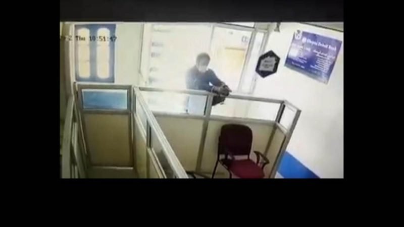 तीन दिन में कश्मीर में तीन नागरिकों को आतंकियों ने बनाया निशाना, अब बैंक में घुसकर मैनेजर को मारी गोली