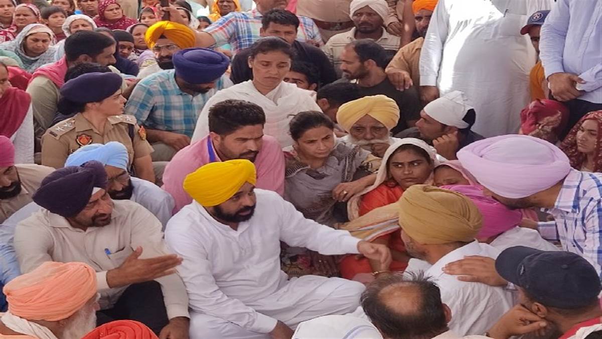 सिद्धू मूसेवाला के घर पहुंचे मुख्यमंत्री भगवंत मान, परिवार को बंधाया ढांढस