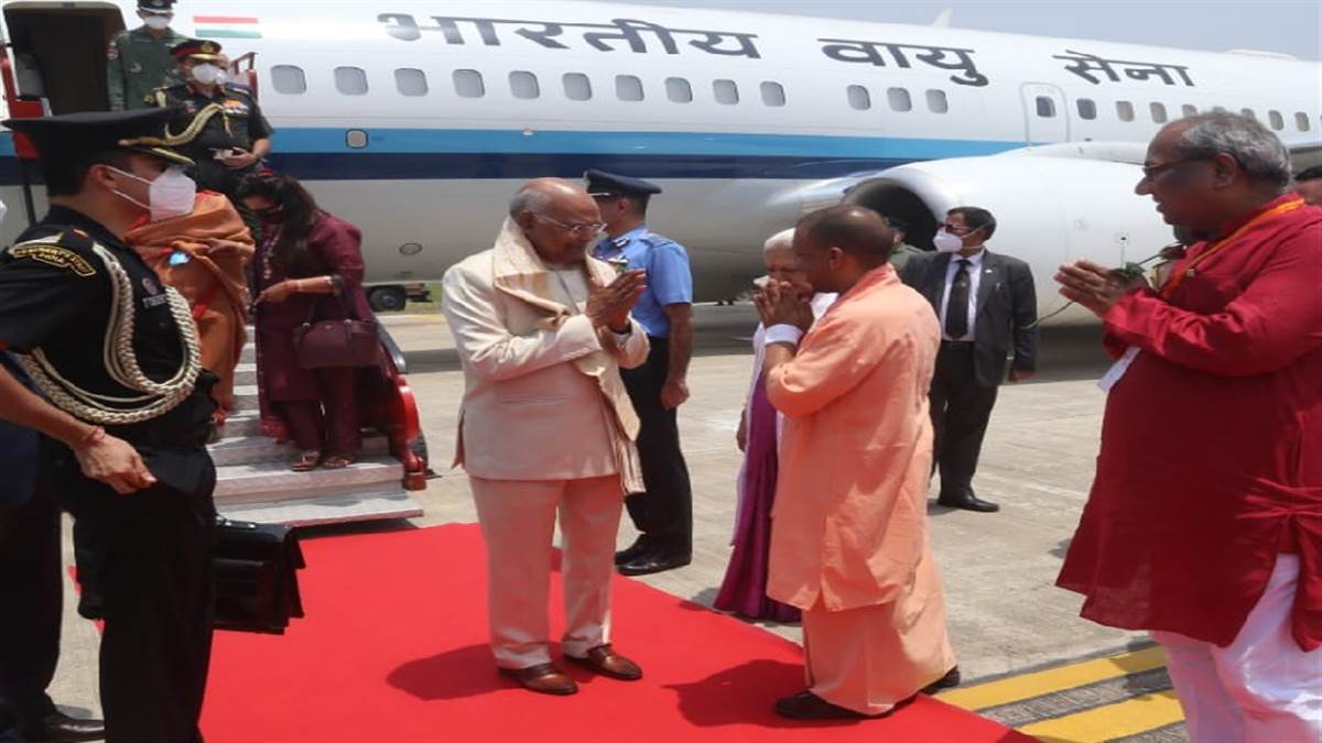 गोरखपुर पहुंचे राष्ट्रपति रामनाथ कोविन्द, गीता प्रेस के शताब्दी वर्ष समारोह में लेंगे हिस्सा- गोरखनाथ मंदिर भी जाएंगे