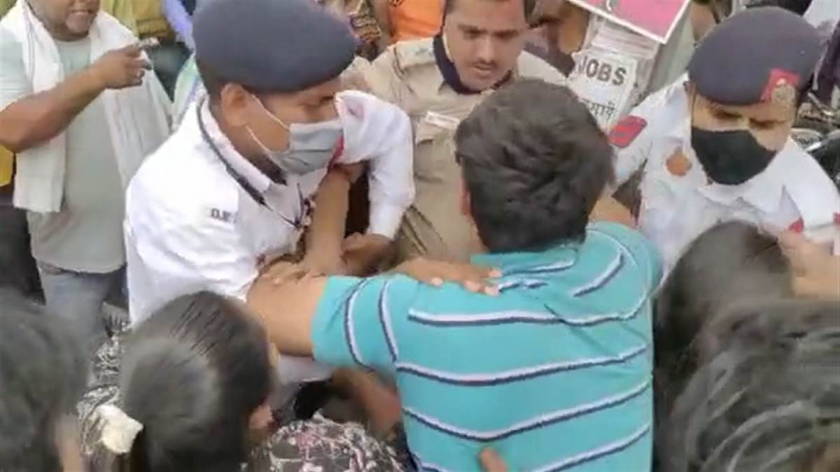 दिल्ली में दिखी युवती की दबंगई, साथियों के साथ मिलकर पुलिस के जवान को दौड़ा-दौड़ाकर पीटा