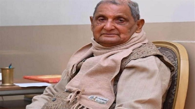 समाजवादी पार्टी के एक और वरिष्ठ नेता कुंवर रेवती रमण सिंह भी पार्टी के राष्ट्रीय अध्यक्ष अखिलेश यादव से नाराज