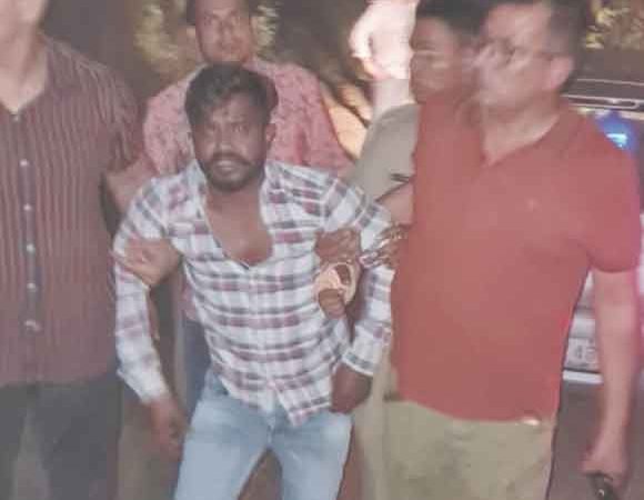 मुठभेड़ में पुलिस ने घायलावस्था में दबोचे तीन बदमाश, सिपाही भी घायल