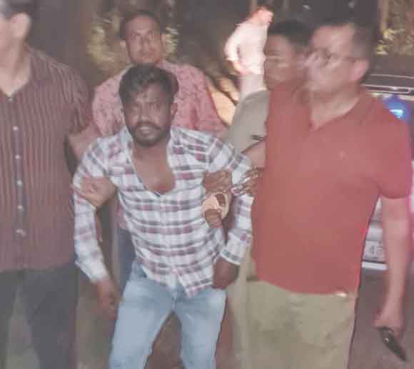 मुठभेड़ में पुलिस ने घायलावस्था में दबोचे तीन बदमाश, सिपाही भी घायल