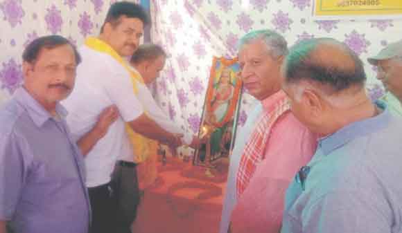 निर्जला एकादशी पर सेवानिवृत्त रेलकर्मियों ने किया शरबत वितरित