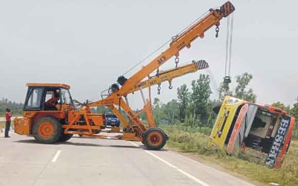 अनियंत्रित होकर श्रद्धालुओं से भरी बस खाई में पलटी, एक दर्जन की हालत गम्भीर