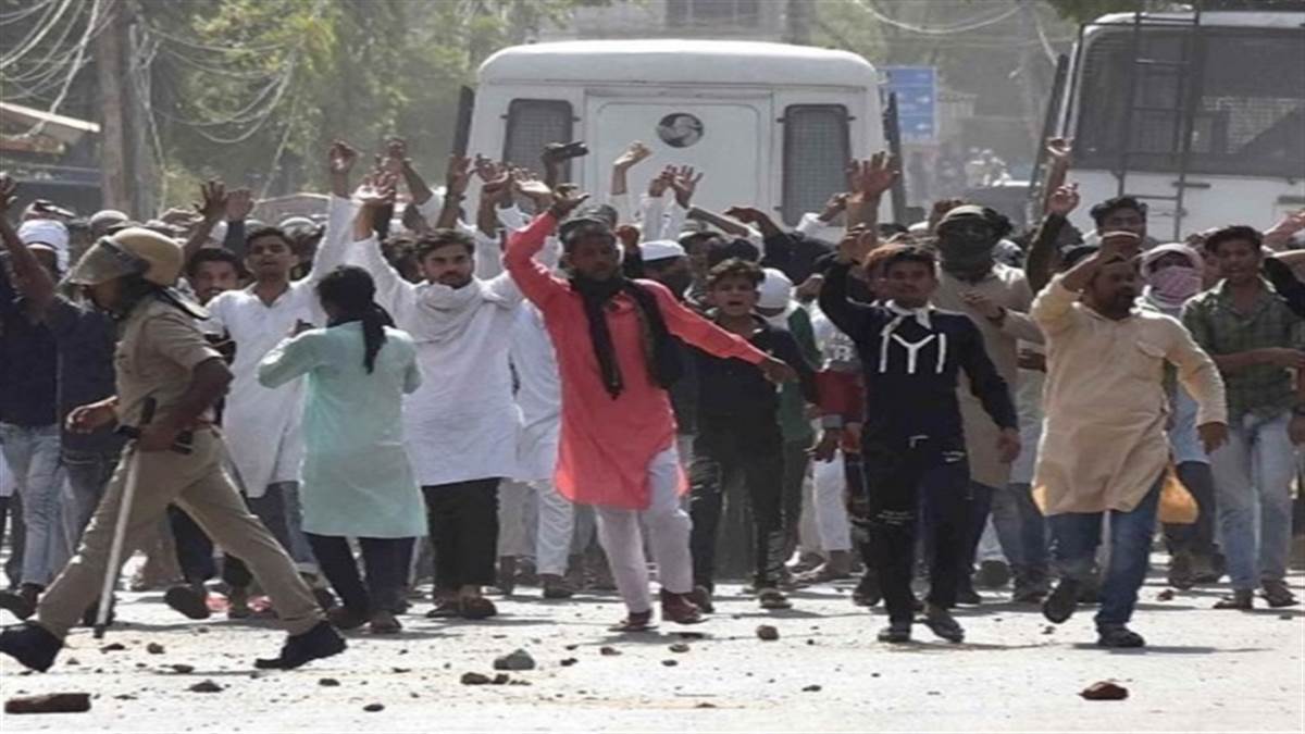 Violence In UP: यूपी में जुमे की नमाज के बाद भड़की ह‍िंसा में तीसरे द‍िन भी कार्रवाई जारी, अब तक 325 आरोप‍ित गिरफ्तार