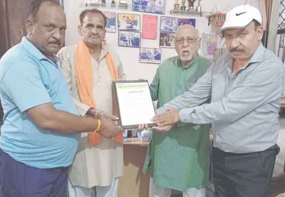समाज सेवा के लिए कुलदीप सिंह पुंडीर को किया सम्मानित