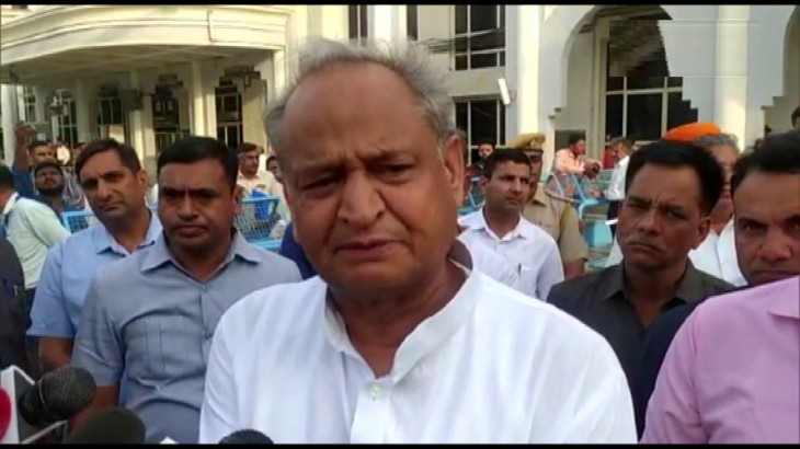 CM अशोक गहलोत ने बुलाई अधिकारियों की बैठक, कानून-व्यवस्था पर चर्चा