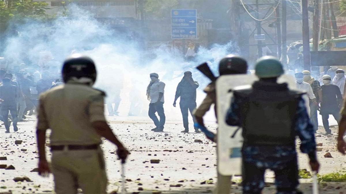 यूपी में ह‍िंंसा करने वालों पर कार्रवाई जारी, 337 आरोप‍ित गिरफ्तार, प्रयागराज में उपद्रव‍ियों के पोस्‍टर लगाएगी पु‍ल‍िस