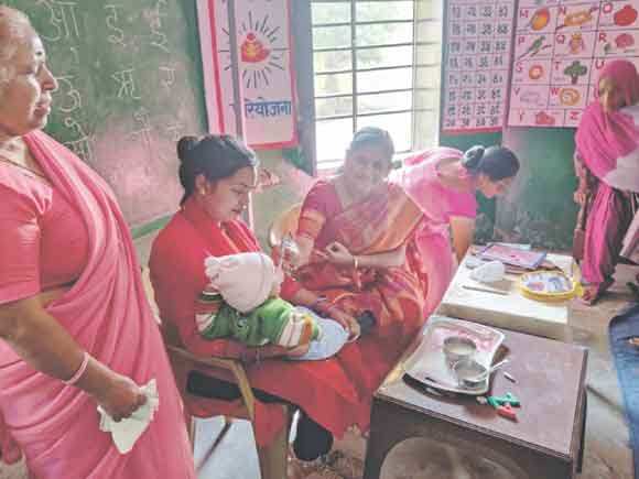 जिला कार्यक्रम अधिकारी ने कराया अन्न प्राशन