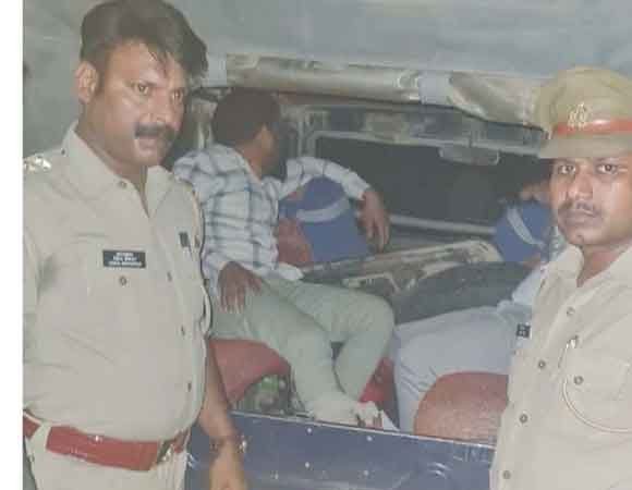 मुठभेड़ में पुलिस ने किए तीन शातिर लुटेरे गिरफ्तार, लूटी गई नगदी व असलाह बरामद