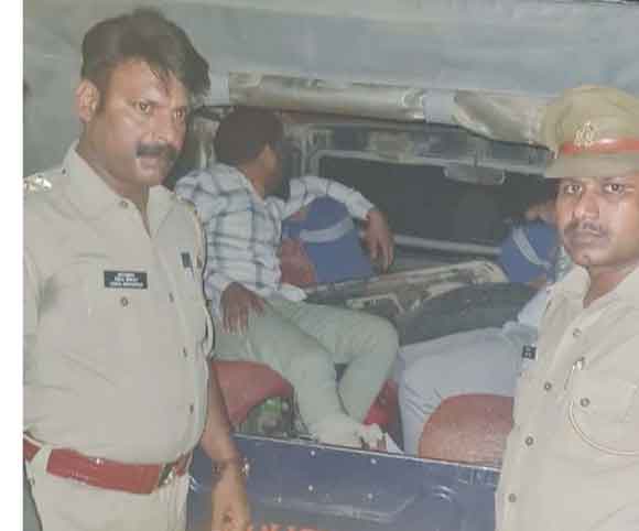 मुठभेड़ में पुलिस ने किए तीन शातिर लुटेरे गिरफ्तार, लूटी गई नगदी व असलाह बरामद