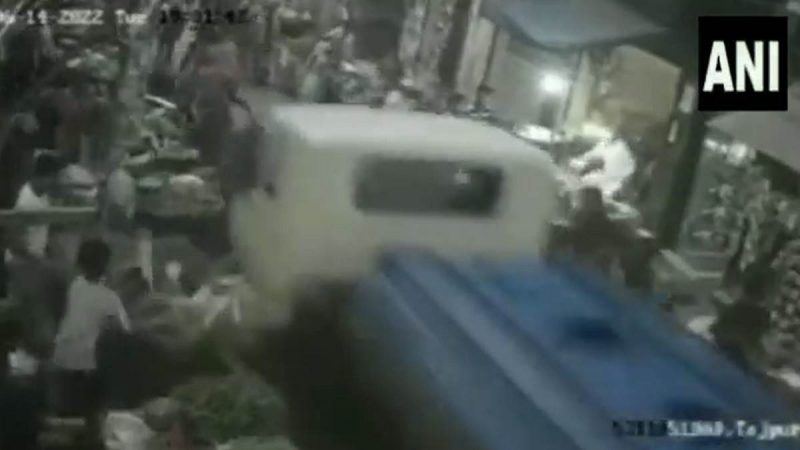 Video: कैमरे में कैद हुआ खौफनाक हादसा, दिल्ली जल बोर्ड के टैंकर ने भीड़ को कुचला; कई लोग घायल
