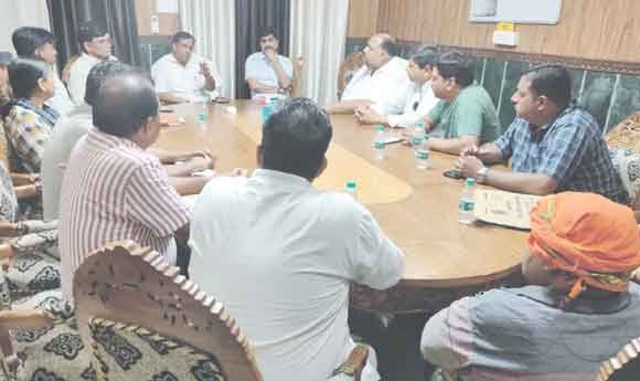 पार्षद बाहरी और शरारती तत्वों पर नजर रखे: डीएम