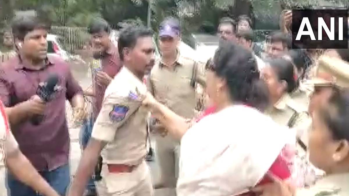 तेलंगाना में प्रदर्शन के दौरान रेणुका चौधरी ने खोया आपा, पकड़ा पुलिसकर्मी का कालर