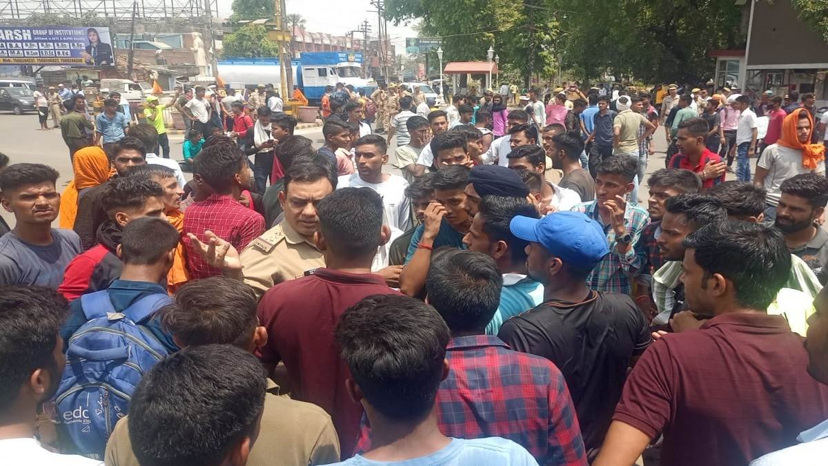 सेना भर्ती की अग्निपथ योजना के विरोध में उत्तर प्रदेश में प्रदर्शन के बाद बवाल, सड़कों पर उतरे युवा