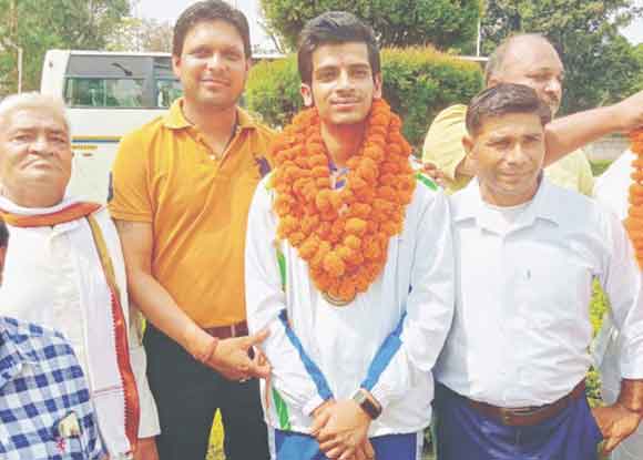 पदक विजेता खिलाड़ी का किया भव्य स्वागत