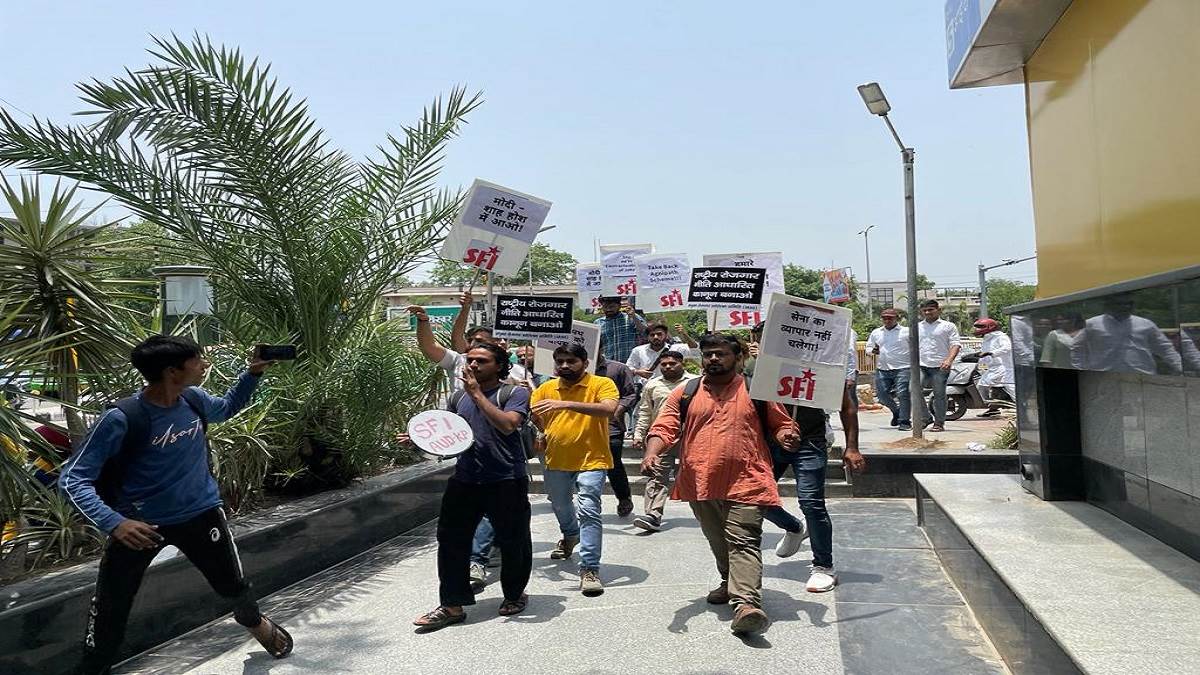 LIVE: दिल्ली में ITO मेट्रो स्टेशन के गेट बंद, यूपी के यमुना एक्सप्रेसवे पर लगा जाम; कुल 200 ट्रेन सेवाएं प्रभावित