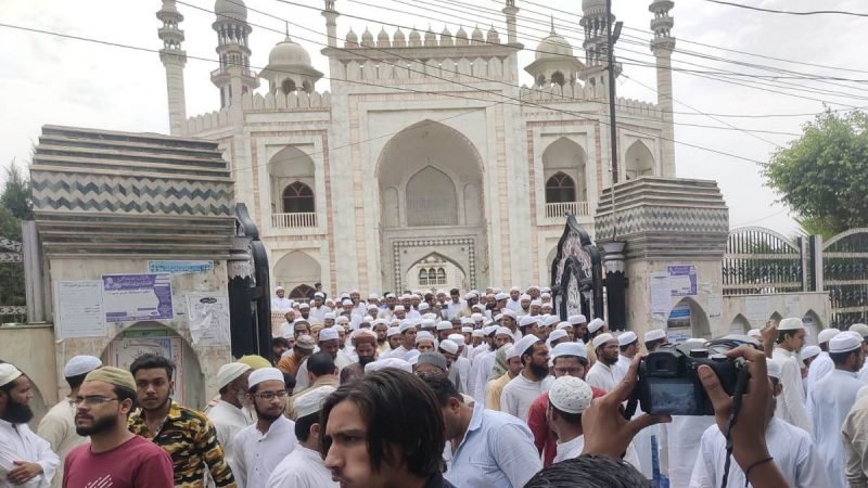 उत्तर प्रदेश में जुमा की नमाज के बाद भी शांति, जिलों में हाई अलर्ट पर रही पुलिस, लखनऊ में दिया गया गुलाब