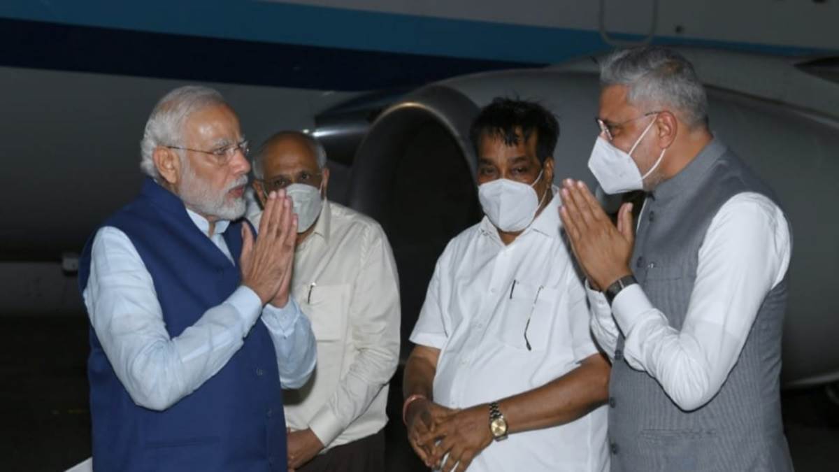 PM Modi Gujarat Visit: मां हीराबेन से मिलने गुजरात पहुंचे पीएम मोदी, 21 हजार करोड़ की परियोजनाओं का करेंगे शिलान्यास