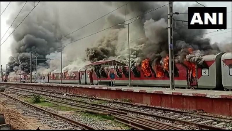 अग्निपथ योजना के खिलाफ उपद्रव, यूपी-बिहार में ट्रेन फूंकी, कई राज्यों में प्रदर्शन