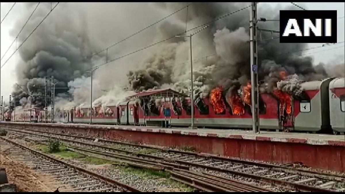अग्निपथ योजना के खिलाफ उपद्रव, यूपी-बिहार में ट्रेन फूंकी, कई राज्यों में प्रदर्शन