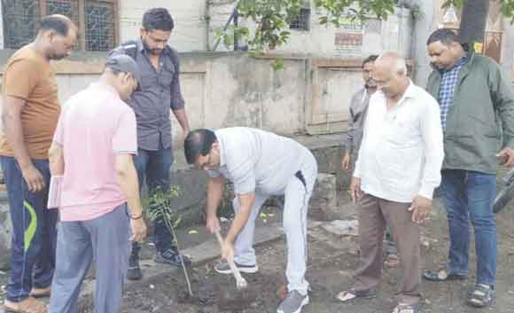 पौधारोपण कर अपने परिवार का जीवन सुरक्षित करें: नगरायुक्त
