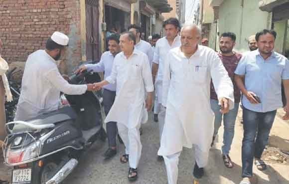 पीडि़तों के परिजनों से मिला सपा व बसपा का प्रतिनिधिमंडल