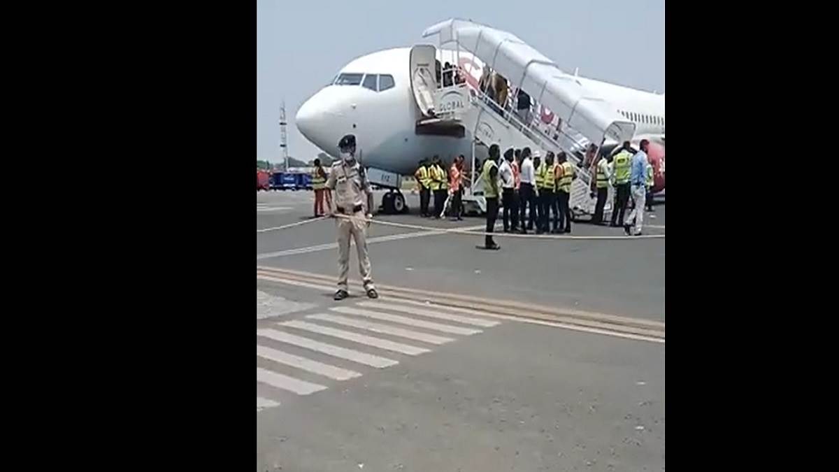 पटना से दिल्ली जा रहे स्पाइस जेट विमान में लगी आग, कराई गई इमरजेंसी लैंडिंग; बाल-बाल बचे 185 यात्री
