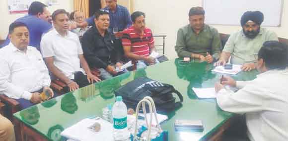 विद्युत विभाग के अधीक्षण अभियंता से मिला व्यापारियों का शिष्टमंडल