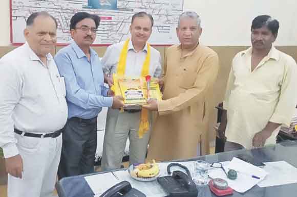 नवनियुक्त रेल स्टेशन अधीक्षक का किया स्वागत