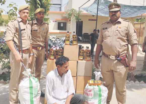 पुलिस ने एक शराब तस्कर को दबोचकर किया अवैध शराब का जखीरा बरामद