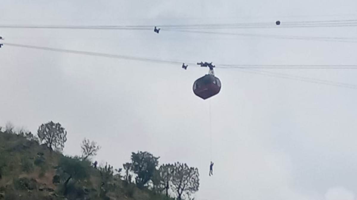 Parwanoo Timber Trail Ropeway: परवाणू रोपवे ट्राली में फंसे 14 पर्यटक साढ़े तीन घंटे की जद्दोजहद के बाद रेस्‍क्‍यू | Watch Rescue Video