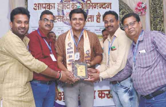 नवनियुक्त पदाधिकारियों को सौंपे मनोनयन पत्र