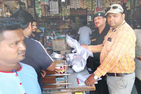 पॉलिथीन जब्त कर 12 हजार जुर्माना वसूला
