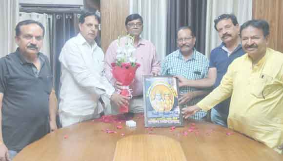 व्यापारियों ने किया नगरायुक्त को सम्मानित