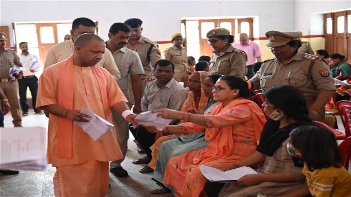 सीएम योगी आदित्यनाथ से बोली महिला, महराज जी मुझे मेरी बकरी दिलवा दीजिए- मुस्कुरा पड़े सीएम