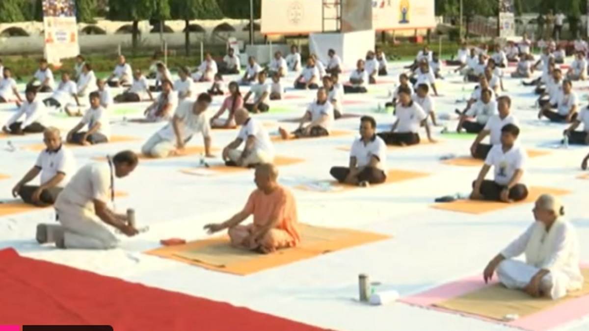 International Yoga Day 2022: राज्यपाल आनंदीबेन पटेल और मुख्यमंत्री योगी आदित्यनाथ ने राजभवन में क‍िया योग, बोले- योग करें, निरोग रहें