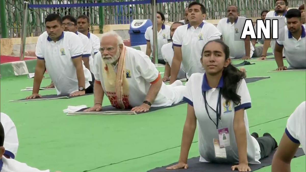LIVE: मैसूर पैलेस ग्राउंड में पीएम मोदी ने किया योग, बोले- ये जीवन का बना आधार, विश्व के हर कोने में इसकी गूंज