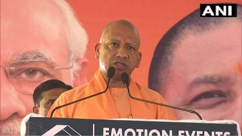 CM Yogi Adityanath ने इशारों में आजम खां पर साधा निशाना, कहा- जमीन कब्जाने के लिए हुआ रामपुरी चाकू का प्रयोग