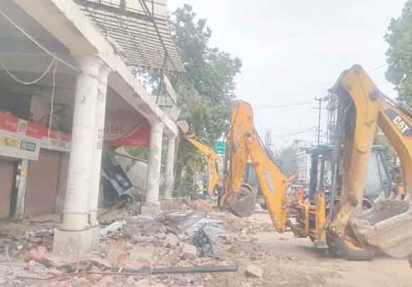 होटल पर गरजी निगम की जेसीबी, बरामदा किया ध्वस्त