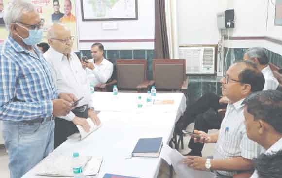 सड़क व नाली निर्माण के लिए जनसुनवाई में पहुंचे लोग