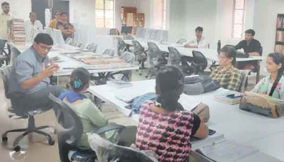 ई-लाइब्रेरी में छात्रों को नागरायुक्त ने दी सामान्य ज्ञान की काउंसलिंग
