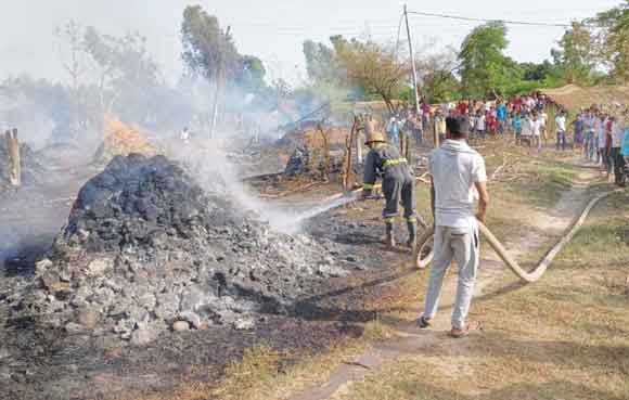 घाड़ क्षेत्र के सतपुरा गांव में आग ने तांडव मचाया, दो दर्जन छप्पर जलकर राख
