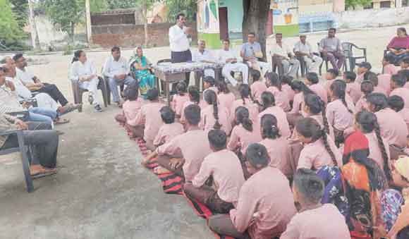 पूर्व आर्थिक सलाहकार ने किया उच्च प्राथमिक विद्यालय का भ्रमण