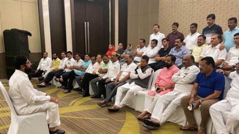 अजय चौधरी बने शिवसेना विधायक दल के नेता; आदित्‍य ठाकरे बोले- अपनों ने दिया धोखा, शिंदे ने भी भरी हुंकार