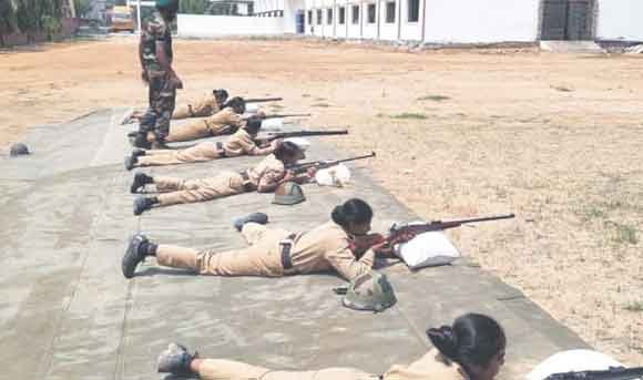 शिविर में एनसीसी कैडेटों को कराया शस्त्र प्रशिक्षण का अभ्यास